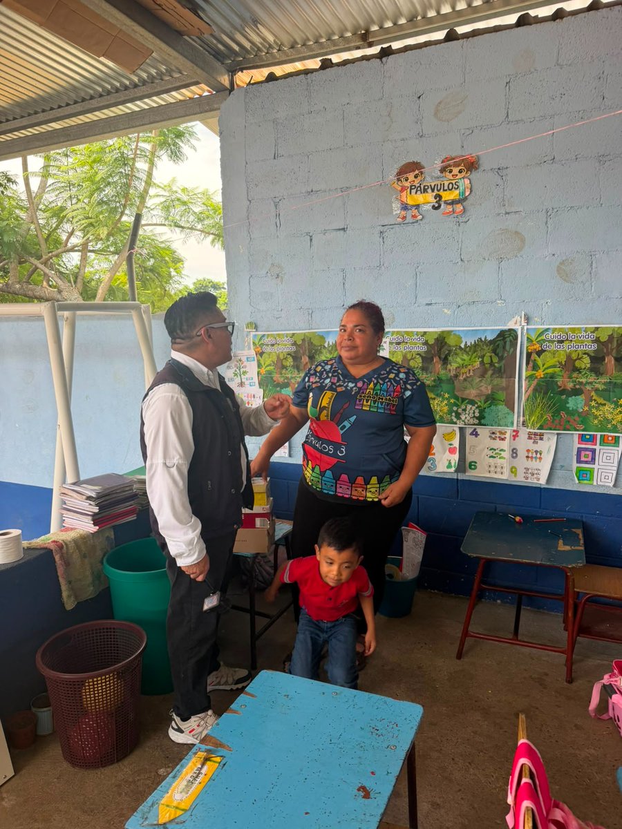 CongresoGuate's tweet photo. La respuesta y el seguimiento por parte de las autoridades educativas representan un avance clave en la atención de las carencias del plantel. Este trabajo coordinado fortalece la infraestructura y los recursos escolares, garantizando mejores condiciones pedagógicas y el acceso a una educación de calidad para las niñas, niños y jóvenes de la comunidad.