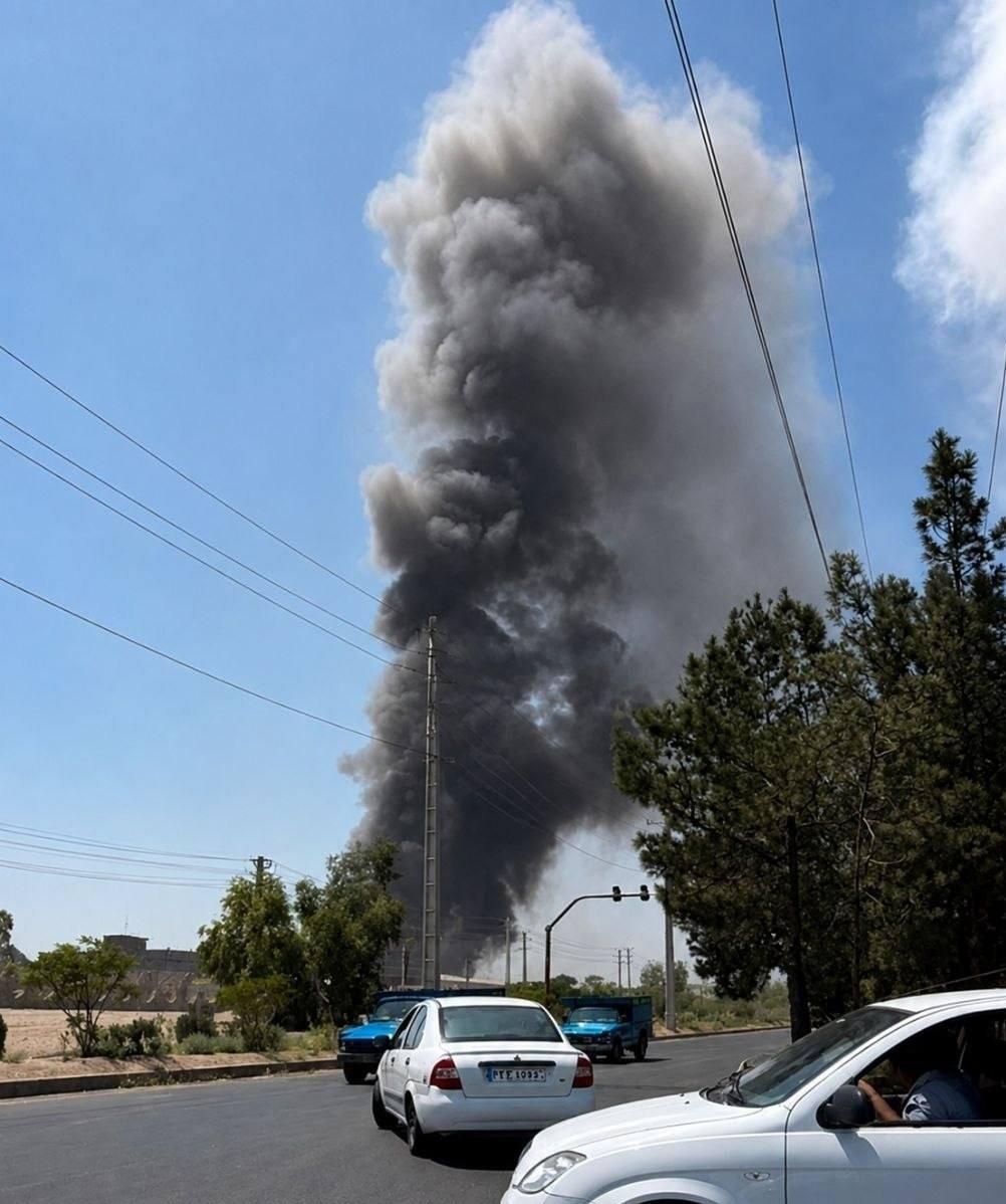 mahale_man's tweet photo. ۱۸ مصدوم در حادثه انفجار در شهرک شمس‌آباد #تهران 

🔹این حادثه تاکنون ۱۸ مصدوم داشته که ۴ نفر از آن‌ها به مراکز درمانی انتقال یافتند و مابقی درمحل حادثه درمان شدند.
🔹متاسفانه پایگاه اورژانس درنزدیکی محل حادثه به دلیل موج انفجار تخریب شده است، علت انفجار دردست بررسی است.
#محله_من https://t.co/IdGxyz7vDy