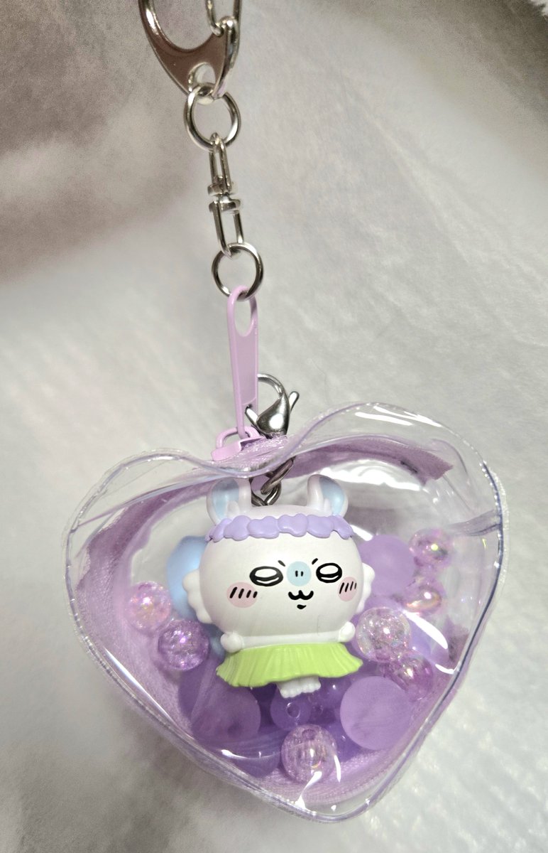 11_Aout's tweet photo. めじるしチャームが汚れたりするのイヤな方なので、何かないかと色々探してたらこれサイズ的にも良い！
モモンガ他の子に比べたら大きいのか入れる物によってはパツパツなんだけど、これだといい感じ👍チャームをファスナーの所に付ければ中で動き回ることも少ない！ https://t.co/JYXg3Kqizn