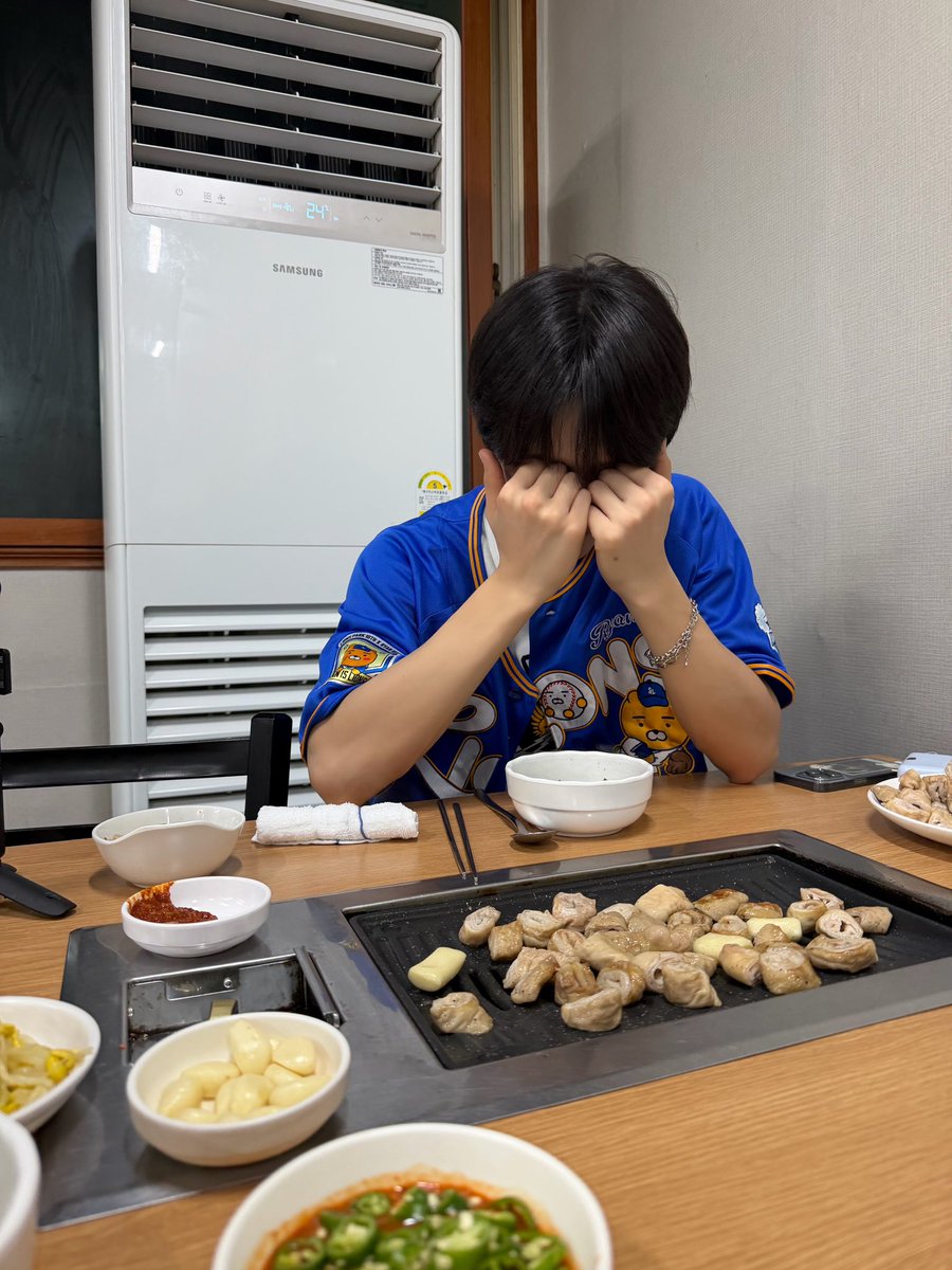 dtkwi's tweet photo. 하,…….. https://t.co/olNz16HTnw