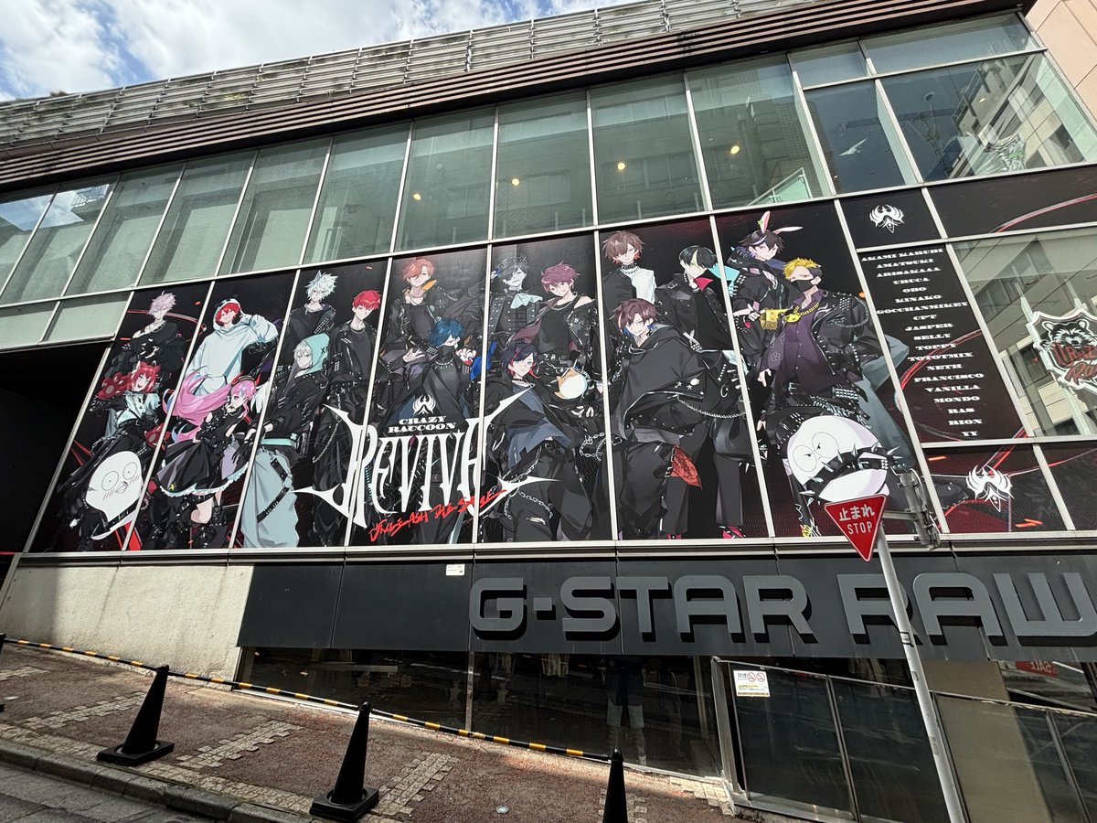 riiroiro's tweet photo. went to the cr store today and seeing everybody there looking so serious and tiny jsp in the corner like 😠 got me 😭😭 https://t.co/cQzV1OYKXm
