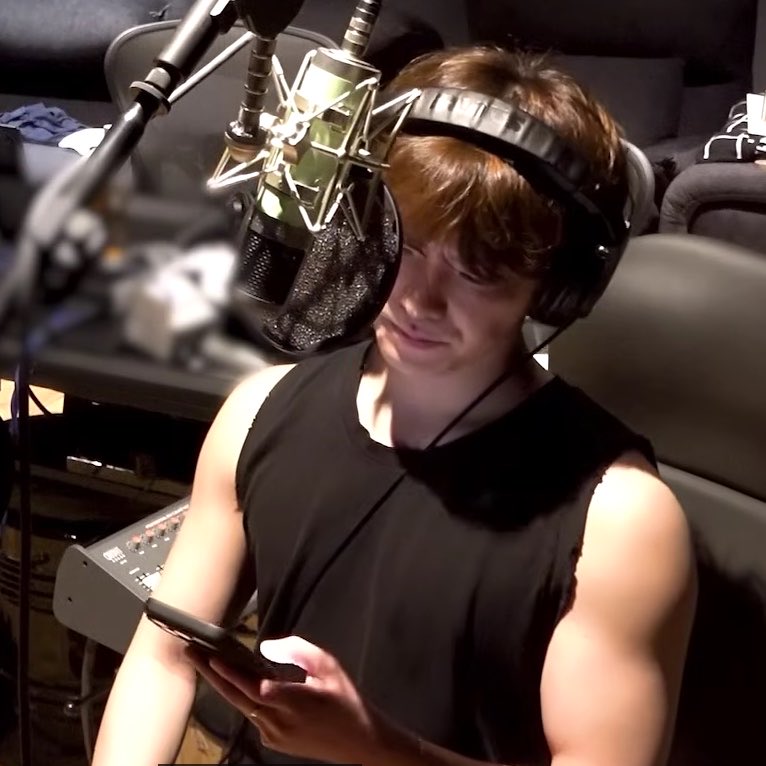0211hours's tweet photo. bro i cant stop staring at his arms like did he manually cut the sleeves off himself because what is that jagged edges that is so hot https://t.co/im2dfHqGPM