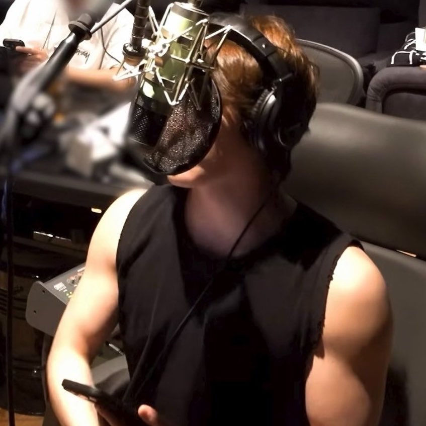 0211hours's tweet photo. bro i cant stop staring at his arms like did he manually cut the sleeves off himself because what is that jagged edges that is so hot https://t.co/im2dfHqGPM