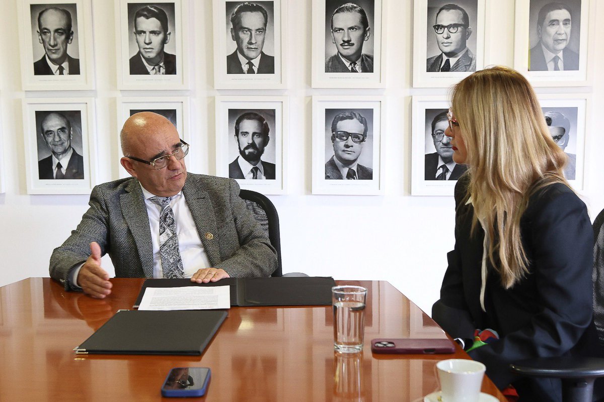JoseIsmaelPena's tweet photo. Firmamos con el @ICFEScol un Convenio Marco de Cooperación para ampliar el acceso a la educación superior en regiones apartadas del país.

En la @UNALOficial #SíSomos buenas noticias para muchos jóvenes que deben viajar horas (a veces días), en lancha o por tierra, y asumir gastos que superan el millón de pesos solo para presentar el examen Saber 11.

Este convenio permite el acceso a esas pruebas para estudiantes nuestros de programas PEAMA y PAET, reduciendo esas barreras económicas y geográficas.

Este es un piloto que acercará los puntos de aplicación de pruebas a los aspirantes de regiones apartadas y generará insumos de investigación conjunta sobre accesibilidad y política pública educativa.

No reemplaza el examen de admisión de la @UNALOficial pero sí derriba el mito de que ingresar a la Nacional es casi imposible.

🔗 https://t.co/PAVXTjYoOM