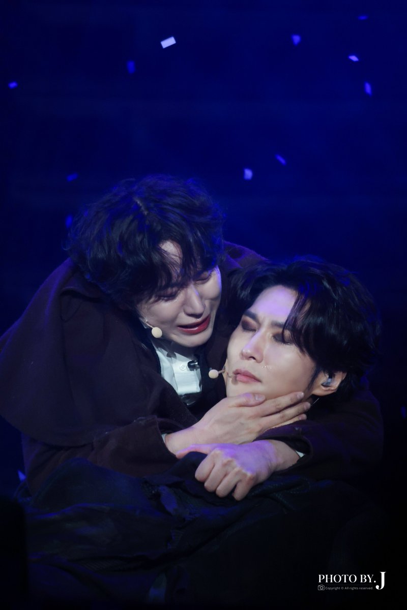 Photo_by_J26's tweet photo. 26.08.02 프랑켄슈타인 콘서트

빅터 #규현 &amp; 크리처 #박은태

눈을 떠. 제발 깨어나!! https://t.co/SGtn2PspAS
