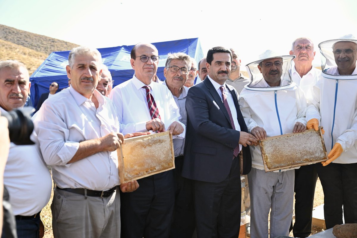 ilhangecit44's tweet photo. Emeği ve alın teriyle üretim yapan arı yetiştiricilerimizle bal sağım programında bir araya geldik.

Arıcılığın gelişmesine katkı sunan tüm üreticilerimize emekleri için teşekkür ediyor, alın terlerinin karşılığını aldıkları, bereketli ve bol kazançlı bir sezon diliyorum. https://t.co/jwhvlOkEKK