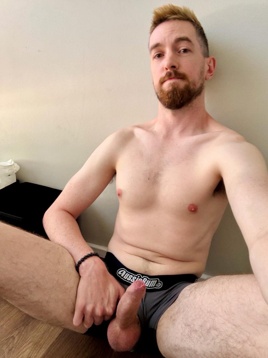 cosmicpuposcar's tweet photo. Back when I could be bothered to shave 🙈 https://t.co/DItdrZwOTx
