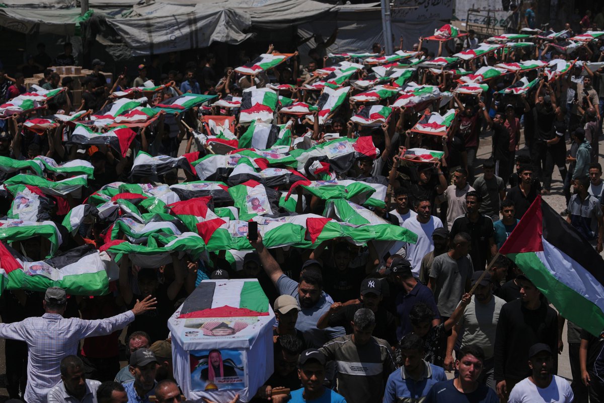 AJEnglish's tweet photo. Thousands of Palestinians have taken part in a mass funeral in Gaza City for 112 members of the Hassayna and Abu Sharia families, whose remains were recently recovered from beneath the rubble nearly three years after an Israeli air attack.

— in pictures https://t.co/zRFv2IW4sn https://t.co/qVGCt5Bgea