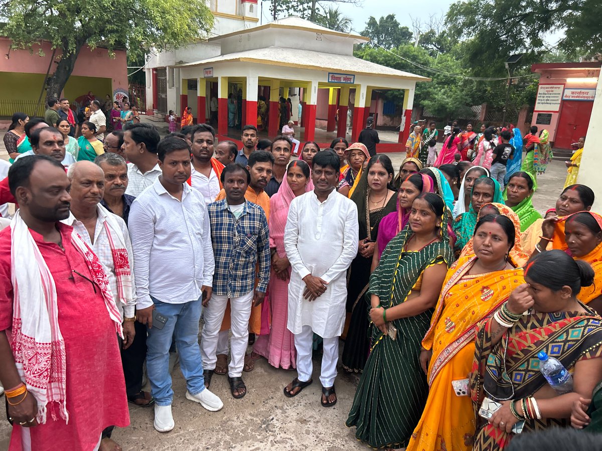 BjpShatrughan43's tweet photo. संत शिरोमणि गुरु रविदास जी महाराज की 650वीं जयंती के पावन अवसर पर आयोजित पवित्र कलश यात्रा आज रांची से प्रस्थान कर बाघमारा विधानसभा क्षेत्र के महुदा मोड़ पहुँची। इस भव्य कलश यात्रा में पवित्र कलश धारण कर पदयात्रा में श्रद्धापूर्वक सहभागिता की तथा संत शिरोमणि गुरु रविदास जी महाराज के श्रीचरणों में नमन कर क्षेत्रवासियों एवं समस्त प्रदेश की सुख-समृद्धि, शांति और खुशहाली की कामना की।

गुरु रविदास जी का जीवन सत्य, समानता, प्रेम, करुणा और सामाजिक समरसता का प्रेरणास्रोत है। उनके आदर्श हमें मानवता की सेवा, आपसी सद्भाव तथा समाज के अंतिम व्यक्ति के उत्थान के लिए निरंतर कार्य करने की प्रेरणा देते हैं।
