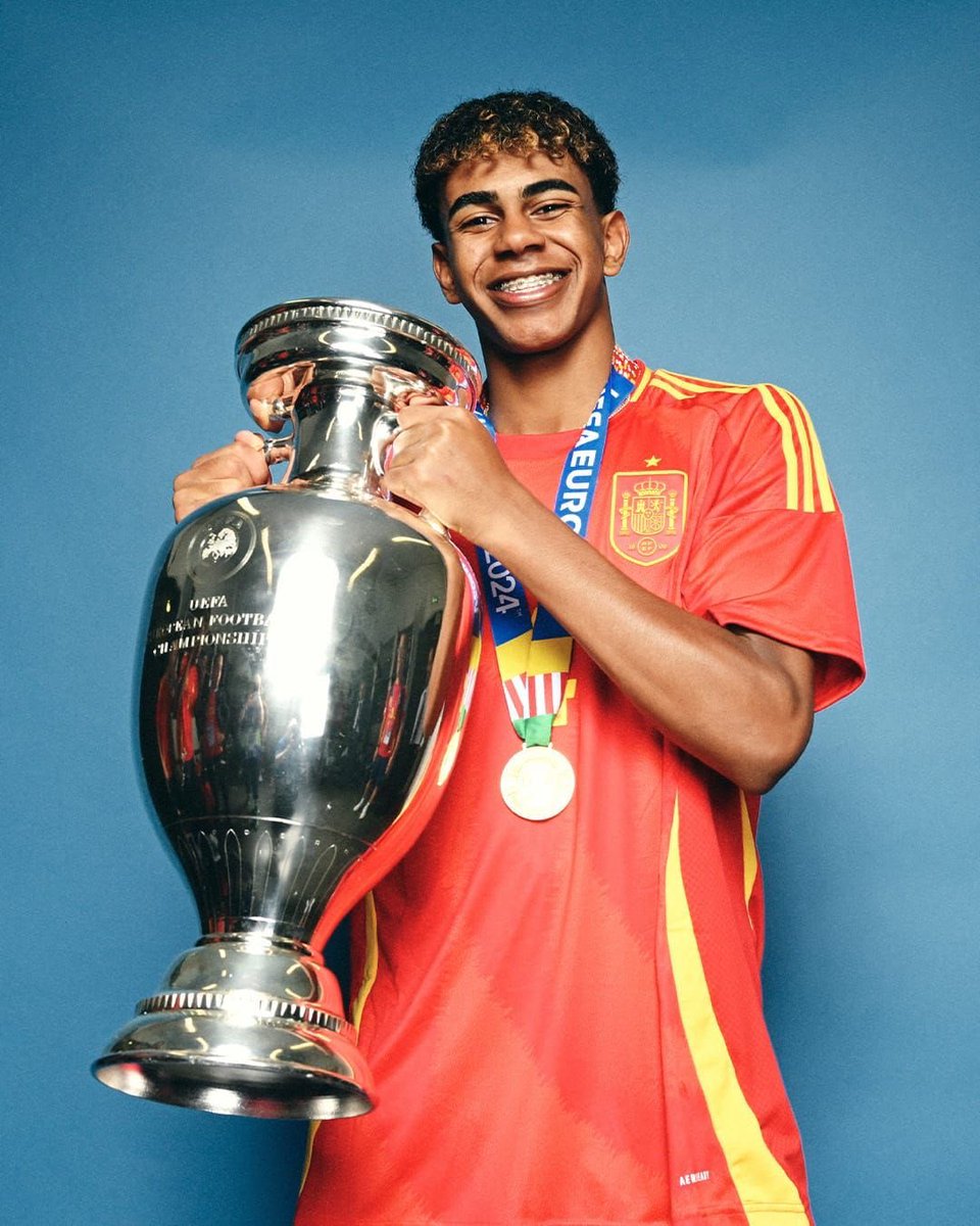 Elh_Mrr's tweet photo. À 15 tu fais tes débuts au FC Barcelone et gagne la Liga.

À 16 ans tu lâches un CALMA AU BERNABEU

À 17 ans tu gagnes l’Euro en tabassant la  FRANCE.

À 18 ans t’es 2em au Ballon d’or 

À 19 ans tu gagnes Coupe du Monde en sortant le Portugal, la France et l’Argentine.

Dingue https://t.co/e6tqidv9Ct