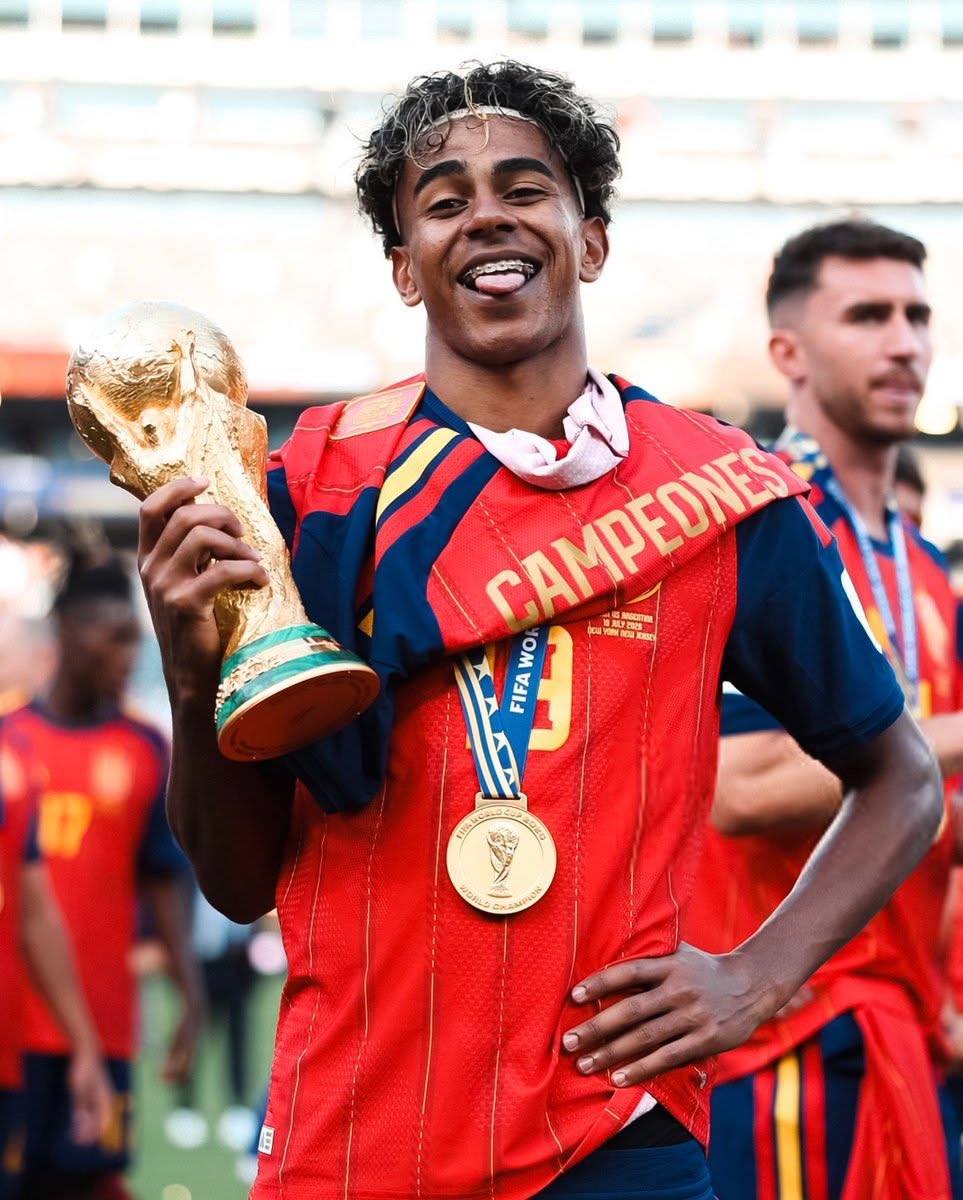 Elh_Mrr's tweet photo. À 15 tu fais tes débuts au FC Barcelone et gagne la Liga.

À 16 ans tu lâches un CALMA AU BERNABEU

À 17 ans tu gagnes l’Euro en tabassant la  FRANCE.

À 18 ans t’es 2em au Ballon d’or 

À 19 ans tu gagnes Coupe du Monde en sortant le Portugal, la France et l’Argentine.

Dingue https://t.co/e6tqidv9Ct