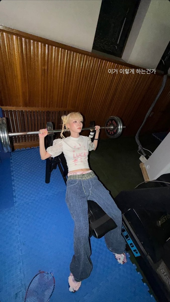 winteraphy's tweet photo. Winter's ig story update!

1st pic: Is this how you do it?
2nd pic: Ah, it's like this

😭😭😭😭 hwaiting 🏋‍♀️ https://t.co/Hy7vW6VYYn