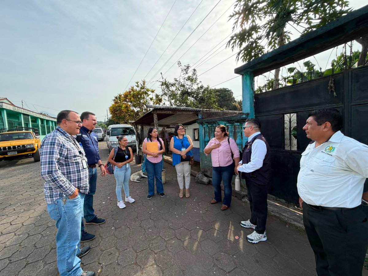 CongresoGuate's tweet photo. El diputado Vasny Maldonado Alonzo @VasnyM, junto a una delegación del Ministerio de Educación integrada por la DIGECOR, DIGEPSA y DIREH, visitó la Escuela Oficial Rural Mixta de la comunidad Las Piedritas, en San Pablo Jocopilas, Suchitepéquez. Esta actividad tuvo como propósito verificar en el terreno las necesidades del centro escolar que habían sido identificadas previamente durante las jornadas de fiscalización realizadas en julio.