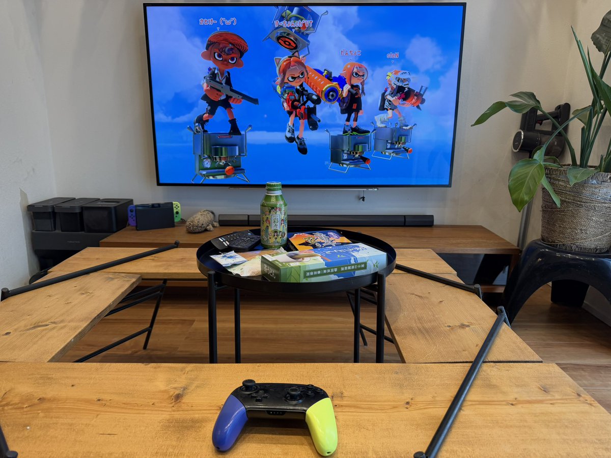 SA_TO_KE's tweet photo. だんすー家で灼熱BBQしたときにswitch持ち込んでオフラインオプマ(オンライン)やりましたねwithすーちょん&amp;だんすー娘

2025/11/05にナワバリ合流やって
2026/07/19,20に久々にswitch開き出したので実に8ヶ月の空白

だんすー界隈とてんむすが俺のホーム🙏

2枚目の🐈は一緒に夜を明かしたこはくちゃん https://t.co/ZJgpIkkZh3