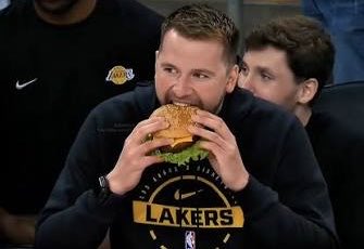 The_Uncontested's tweet photo. Luka’s ring vs Chet’s LMAOOOOOOO https://t.co/R7YRWjuuVT