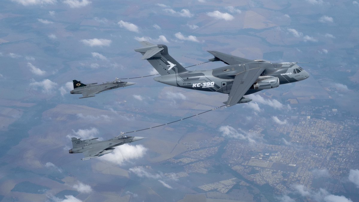 FuerzaAereaCol's tweet photo. Hoy la #FuerzaAeroespacialColombiana🇨🇴 y la empresa brasilera Embraer firmaron la adquisición de dos aeronaves KC-390, un hito que marca el inicio de una nueva etapa en la modernización de las capacidades estratégicas de la Institución y que  
fortalecerá el transporte táctico y reabastecimiento en vuelo, esenciales para cumplir misiones de seguridad, defensa, atención de emergencias y apoyo a los colombianos. 

Más ➡️ https://t.co/J7M4Z5PxdG

#AdAstra🚀
