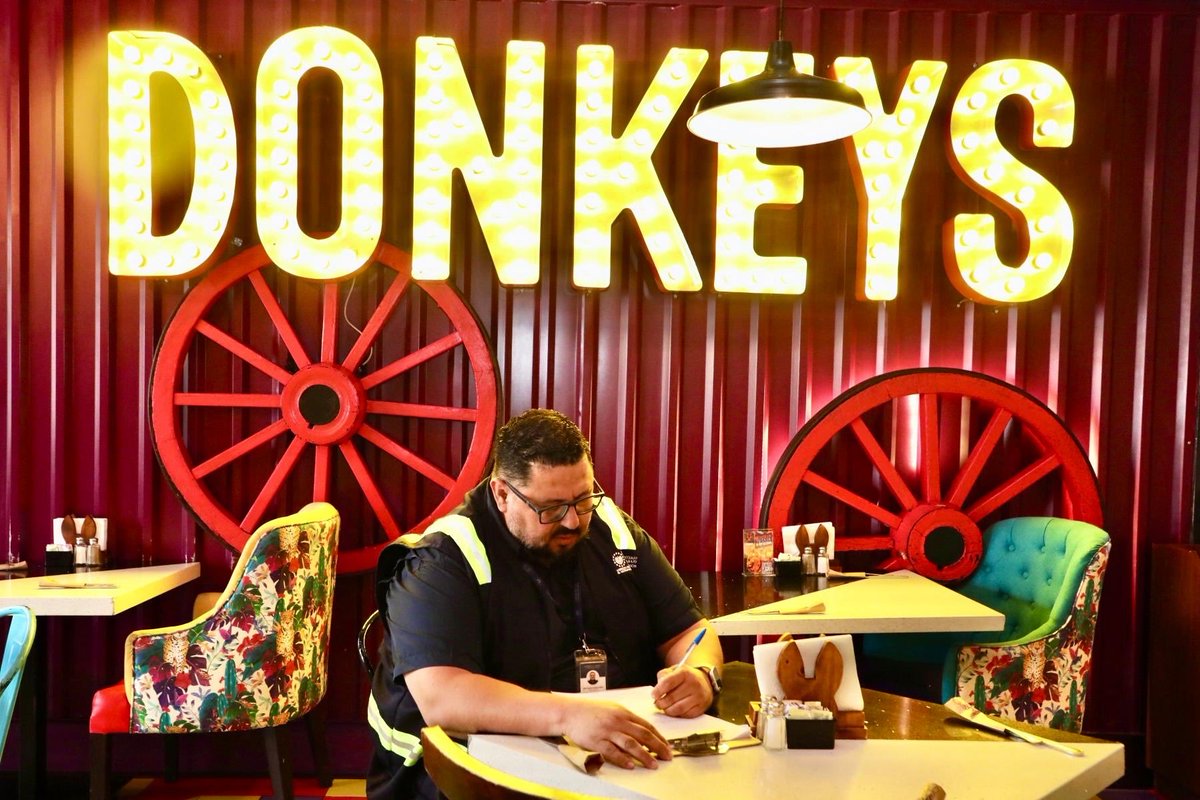LaPerspectivaSv's tweet photo. MINISTRO DE TRABAJO  MANTIENE INSPECCIONES A ESCALA NACIONAL DURANTE EL ASUETO

El Ministro de Trabajo @RolandoCastroSv confirmó que los equipos de inspección permanecen activos en todo el territorio nacional para supervisar el cumplimiento de los derechos laborales durante el período vacacional.
Las verificaciones incluyen el pago correcto de horas extras, la distribución de propinas, el cumplimiento de los turnos legales en empresas de seguridad privada y otras obligaciones patronales, con el fin de garantizar justicia laboral en estas vacaciones agostinas.