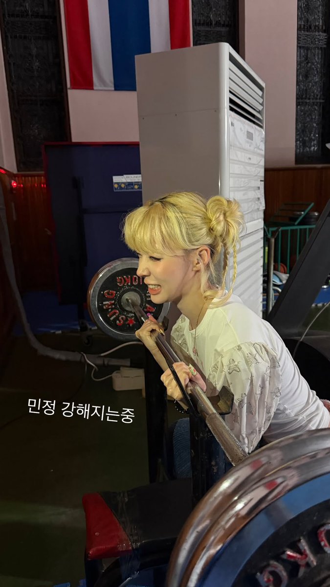mjkmwntr's tweet photo. Winter’s Instagram story! 

“Is this how you do it”

“Ah like this”

“Minjeong is getting stronger”

“I’ve gotten stronger”

“Off to sleep”

😭 https://t.co/zhReAPjxW0