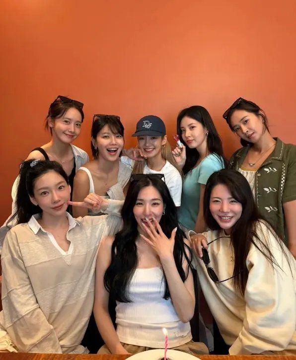 moonliebe_'s tweet photo. 아무리 다른 길을 걷고, 새로운 것들을 만나고, 시간이 많이 흘러도 결국 다시 돌아오게 되는 곳은 소녀시대일 거야.
내가 어떤 모습으로 변해도 변하지 않을 나의 한 곳. 🩷

#19년째_지금은_소녀시대
#19YearsWithSNSD https://t.co/lTfFUUU6Xl