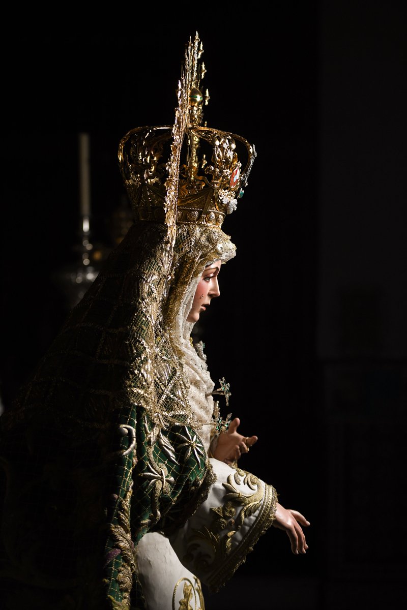 Hdad_Macarena's tweet photo. Como cada día, a las doce, rezamos el Ángelus para invocar y poner todas nuestras intenciones ante Nuestra Bendita Madre, María Santísima de la Esperanza.

El ángel del Señor anunció a María. Y concibió por obra y gracia del Espíritu Santo.

(Dios te salve, María...)

He aquí la esclava del Señor.
Hágase en mí según tu palabra.

(Dios te salve, María...)

Y el Verbo de Dios se hizo carne.
Y habitó entre nosotros.

(Dios te salve, María...)

Ruega por nosotros, Santa Madre de Dios, para que seamos dignos de alcanzar las promesas de Jesucristo.

Oremos 🙏🏻
Oh Padre, Infunde en nuestra alma tu gracia. Tú, que en la anunciación del Ángel nos has revelado la encarnación de tu Hijo, por su pasión y su cruz condúcenos a la gloria de la resurrección. Por Cristo, Nuestro Señor. Amén.

📸 @andres__vf