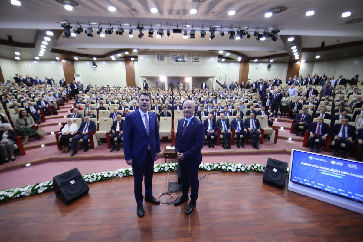 GtuEduTr's tweet photo. Yükseköğretim Kurulu (YÖK) koordinasyonunda düzenlenen "COP31 Yolunda Bilim Diplomasisi: Akademi Lansmanı", YÖK Başkanı Sayın Prof. Dr. Erol Özvar ve Çevre, Şehircilik ve İklim Değişikliği Bakanı Sayın Murat Kurum’un katılımlarıyla Ankara’da gerçekleştirildi.

İklim değişikliğiyle mücadelede küresel ölçekte tarihi bir sorumluluk üstlenen ülkemizin iklim vizyonunu akademinin gücüyle buluşturan bu önemli lansmana, Rektörümüz Sayın Prof. Dr. Hacı Ali Mantar katılım sağladı.

Araştırma üniversitesi vizyonumuzla, yeşil dönüşüm ve küresel iklim diplomasisi süreçlerine bilimsel çalışmalarımızla katkı sunmaya devam edeceğiz. 🌿🧪

#GTÜ #GebzeTeknikÜniversitesi #COP31BilimDiplomasisi #BilimDiplomasisi #COP31 #YÖK #İklimDeğişikliği #COPSCIENCE