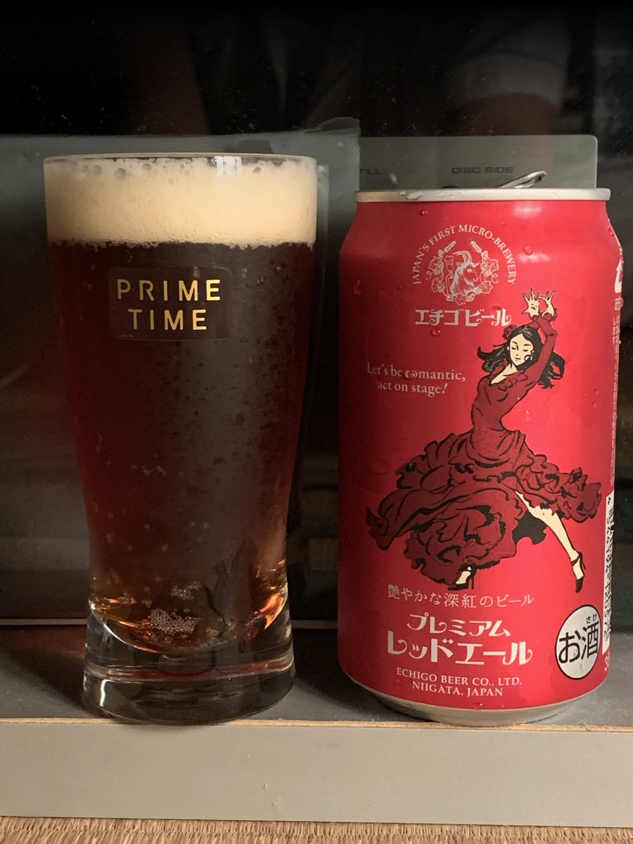 komac_q's tweet photo. 今夜は久しぶりのエチゴビール プレミアムレッドエール。ほどほどの苦みとほのかな香ばしさ。赤い色合いと缶のフラメンコ？お姉ちゃんがキュート（笑）。音楽は『ゆれる人魚』のサントラ。ポーランド製21世紀のエレポップ、あっけらかんとした退廃が素敵。映画も人食い人魚が脱ぎまくって素敵な快作。 https://t.co/g237NPU85M