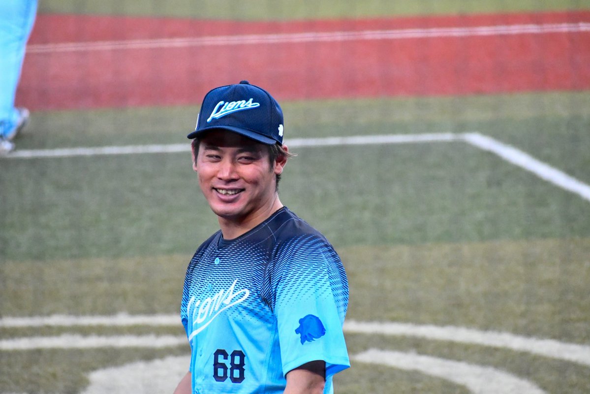 okara__donuts's tweet photo. ネビンホームランの後に何やらカニーにイタズラな笑みを浮かべていた岸さん
#seibulions #岸潤一郎 https://t.co/AGRUlF6xzh