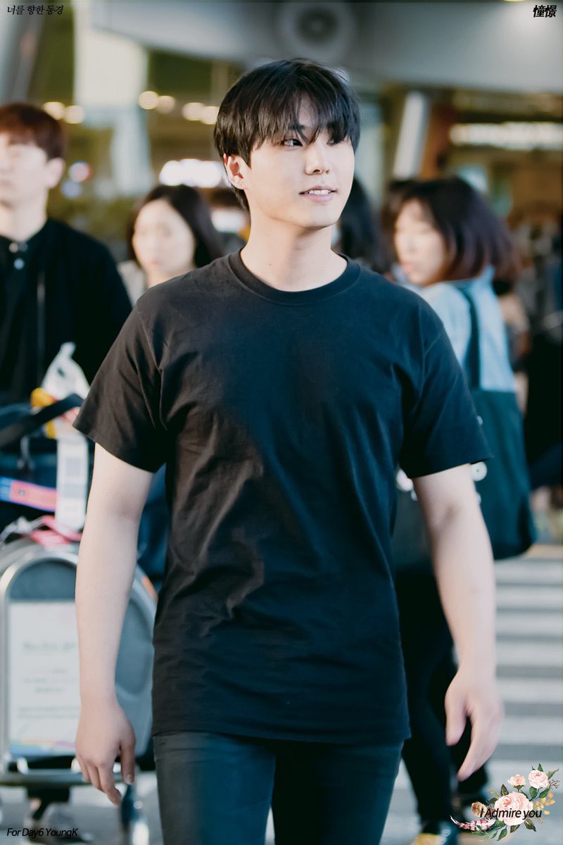 youngdeong2zyyo's tweet photo. 무지티? 그냥 몸 가리개용으로 입던 분이 어떤 심경의 변화가 있었길래 롤업을 하시고 정핏보다 루즈핏을 선호하게됐을까. 찐따똥핏에서 개핫핸섬핏으로 가기까지 어떤 결심을 한건지 감도 안 와…짜증나…좋아죽겠어… https://t.co/m7RHPYToaM