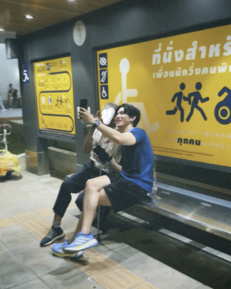 punchchchs's tweet photo. วันนี้ #runwithskywongravee เจอพี่นิววี่ปะป๊าน้องสกายด้วย พี่นิวน่ารักมากก คิดว่าน่าจะเพิ่งวิ่งกับ blind runner เสร็จ ประทับใจอะ 🩵🐻‍❄️ นี่ก็เคยวิ่งกับพี่โจ้เหมือนกันน 🏃🏻‍♀️💨 https://t.co/zMEn4WPS1A