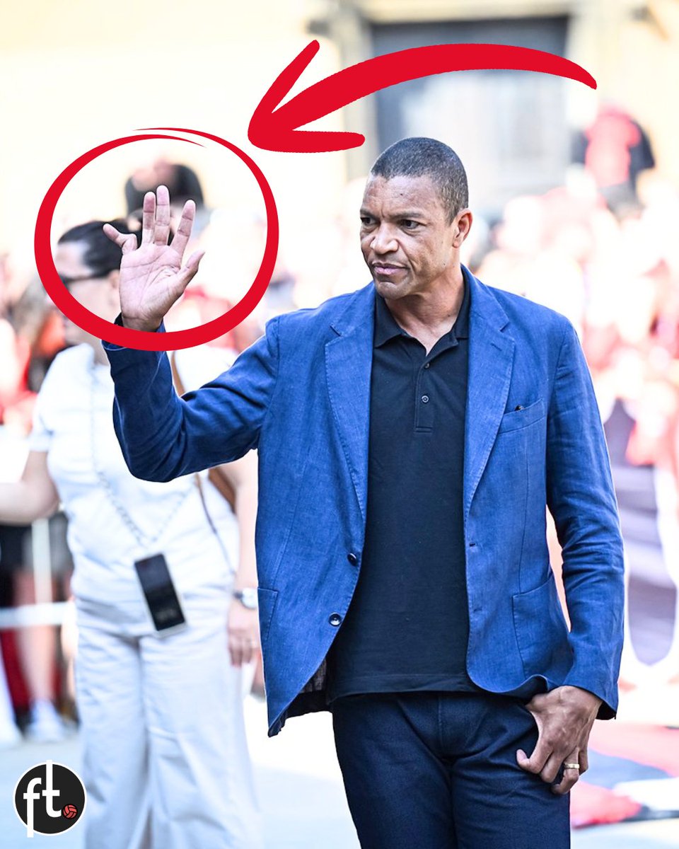 Footballtweet's tweet photo. 🇧🇷🔴⚫ Dida was present at Franco Baresi's farewell today, alongside a host of other legendary Milan players.

Fans noticed his finger - clearly still dislocated from his career as a goalkeeper. Guess that's the hazards of the job. https://t.co/LuzYjIc5g2