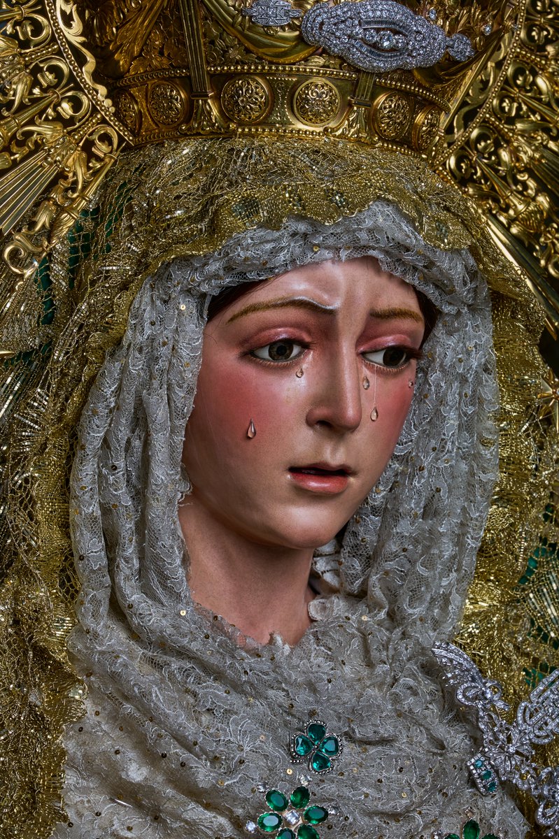 Hdad_Macarena's tweet photo. Como cada día, a las doce, rezamos el Ángelus para invocar y poner todas nuestras intenciones ante Nuestra Bendita Madre, María Santísima de la Esperanza.

El ángel del Señor anunció a María. Y concibió por obra y gracia del Espíritu Santo.

(Dios te salve, María...)

He aquí la esclava del Señor.
Hágase en mí según tu palabra.

(Dios te salve, María...)

Y el Verbo de Dios se hizo carne.
Y habitó entre nosotros.

(Dios te salve, María...)

Ruega por nosotros, Santa Madre de Dios, para que seamos dignos de alcanzar las promesas de Jesucristo.

Oremos 🙏🏻
Oh Padre, Infunde en nuestra alma tu gracia. Tú, que en la anunciación del Ángel nos has revelado la encarnación de tu Hijo, por su pasión y su cruz condúcenos a la gloria de la resurrección. Por Cristo, Nuestro Señor. Amén.

📸 @mjhm1742