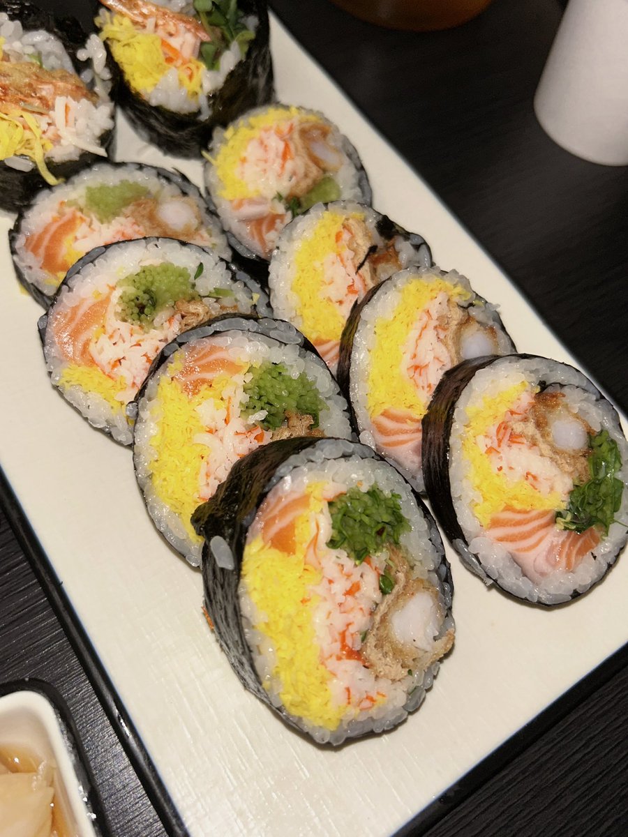 from_s2n's tweet photo. 생새우회랑 후토마끼는 무조건 먹어야겟징...😋 https://t.co/w5y1Y28pTU