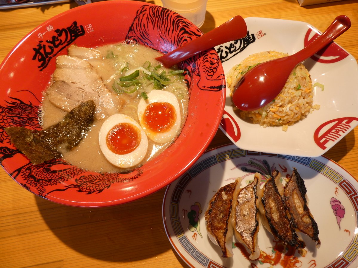 cosmoclear's tweet photo. 松山市問屋町の「ラー麺ずんどう屋 松山問屋町店」さんです。
OPENから間もないこともあり、基本、行列です。駐車区画の空きと待ち時間が問題です。時間的余裕のない方は、要注意です。
味玉らーめん980円のBセット+540円をいただきました。基本的に美味しいです。高菜はかなり辛いので、要注意です。 https://t.co/f6AEO48ChT