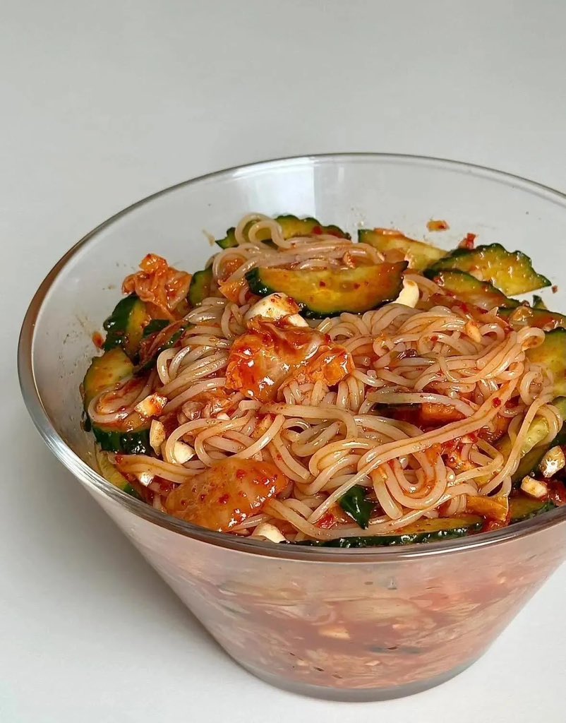 yamyomyumyam's tweet photo. [맛 보장❗️여름엔 무조건 김치비빔국수☀️❗️]

김치, 다진 마늘, 오이채 썰어두고!
고추장1, 고춧가루1, 설탕1, 간장1, 참기름1, 식초3

여기에 깨 무조건 많!이! 갈아넣으면 개맛도리🤤 https://t.co/UcgYeAmeFa