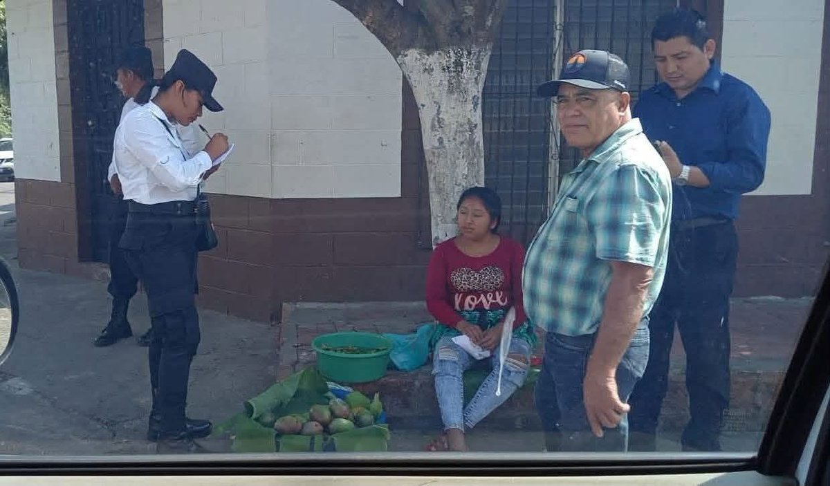 ElTrompudo2022's tweet photo. Denuncia ciudadana desde Sonsonate.

"Quiero denunciar que ayer multaron a una muchacha quien por necesidad de subsistir vendía sus mangos debajo de un árbol frente al parque de Nahuizalco, Sonsonate. Llorando me contó que la multa es de $70. Y recordarles que Napoleón Guzmán es hefe del distrito y pertenece al partido oficialista Nuevas Ideas".