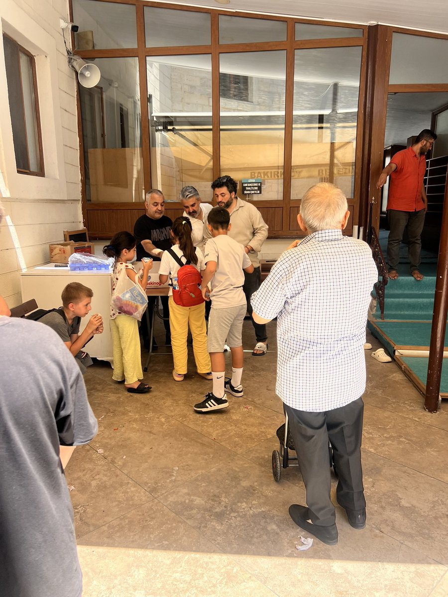 EnsarBakirkoy's tweet photo. Ensar Vakfı Bakırköy Şubesi olarak, Bakırköy Osmaniye Mahallemizde bulunan Hamidiye Camii Yaz Kur’an Kursu’nda eğitim gören kıymetli evlatlarımıza çiğ köfte ve ayran ikramında bulunduk.

@EnsarVakfi  @ss_ener
@f_kiyiklik @Ramazan_denli81 https://t.co/j3whpWShvL