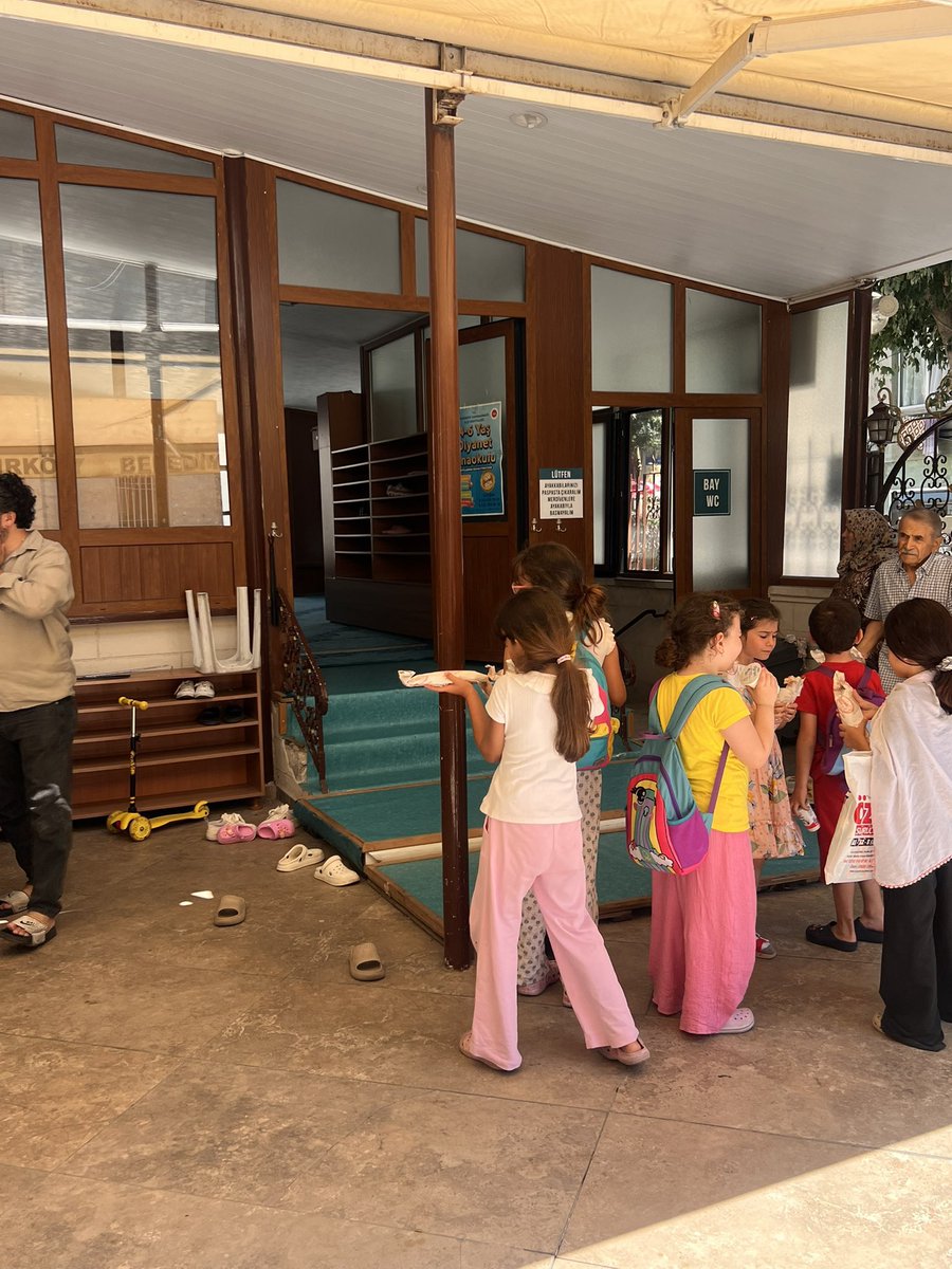 EnsarBakirkoy's tweet photo. Ensar Vakfı Bakırköy Şubesi olarak, Bakırköy Osmaniye Mahallemizde bulunan Hamidiye Camii Yaz Kur’an Kursu’nda eğitim gören kıymetli evlatlarımıza çiğ köfte ve ayran ikramında bulunduk.

@EnsarVakfi  @ss_ener
@f_kiyiklik @Ramazan_denli81 https://t.co/j3whpWShvL