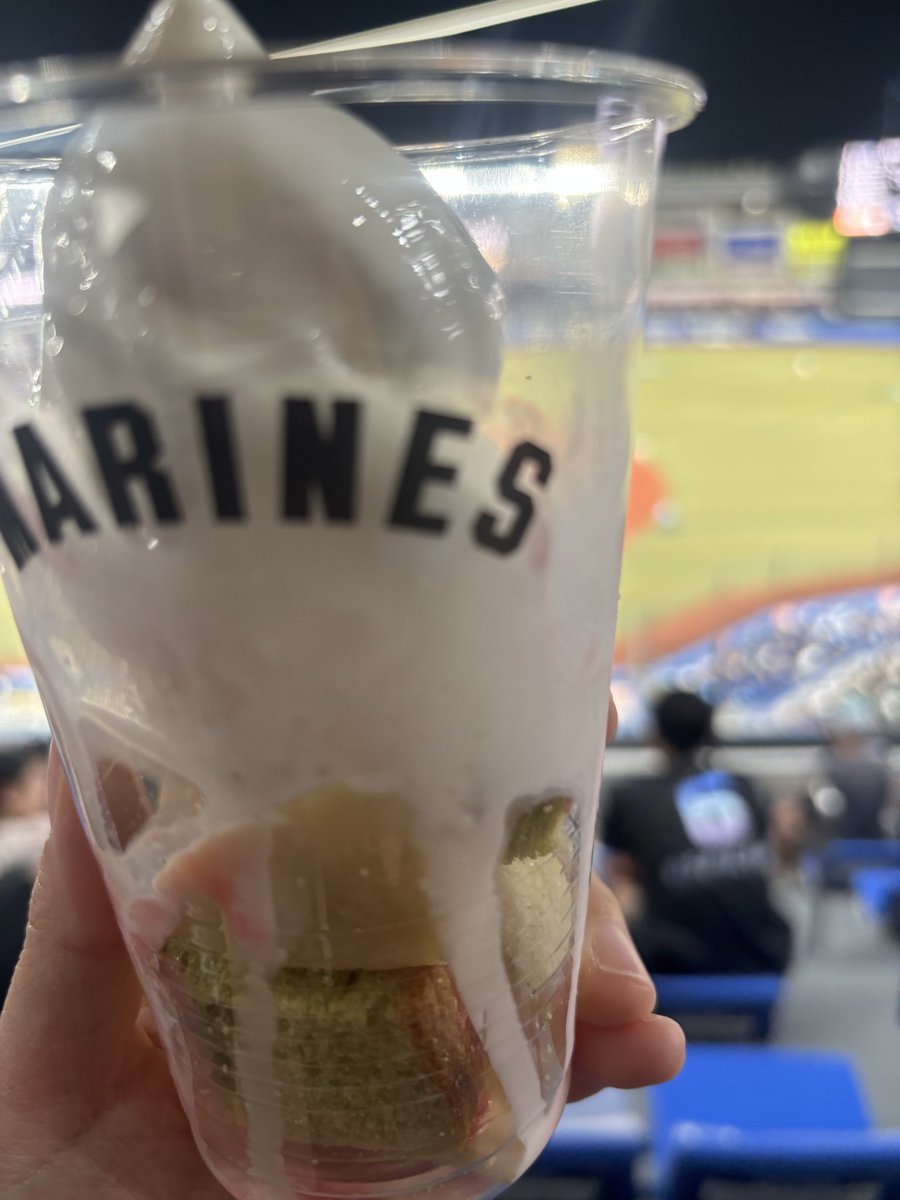 debu_splash's tweet photo. 8月4日(火)3-5勝利
まりん飯1200.汁650.パフェ500
飯カラメ、ジュース甘め、パフェ美味め。パフェが5回裏から発売なのは残念だが開場から発売の場合、7杯は食す自信があるため私の身体と財布を気遣ってくれているマリンスタジア��に感謝。興奮して眠れないがこの睡眠不足ほど幸せはない #chibalotte https://t.co/iJMDkz5nst
