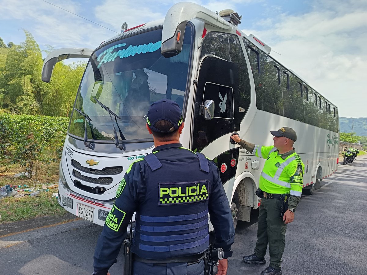 ProteccionPonal's tweet photo. En Caldas desarrollamos acciones en el marco de la estrategia Rutas Seguras, brindando recomendaciones de seguridad a turistas, visitantes y comunidad en general, con el propósito de promover desplazamientos seguros y fortalecer la prevención en los corredores turísticos. https://t.co/9kwDYhEkWI