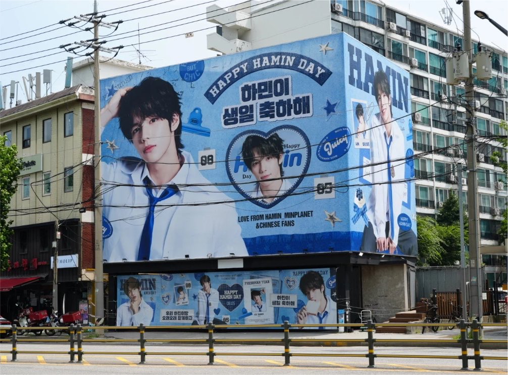 hhhhhaminn's tweet photo. 民民明天站在楼上抬头就能看到卷丝们的爱。

HAPPY 20TH HAMIN DAY
#해피하민데이_나의자전거소년
#20DreamsWithHamin https://t.co/N9thINU3RM
