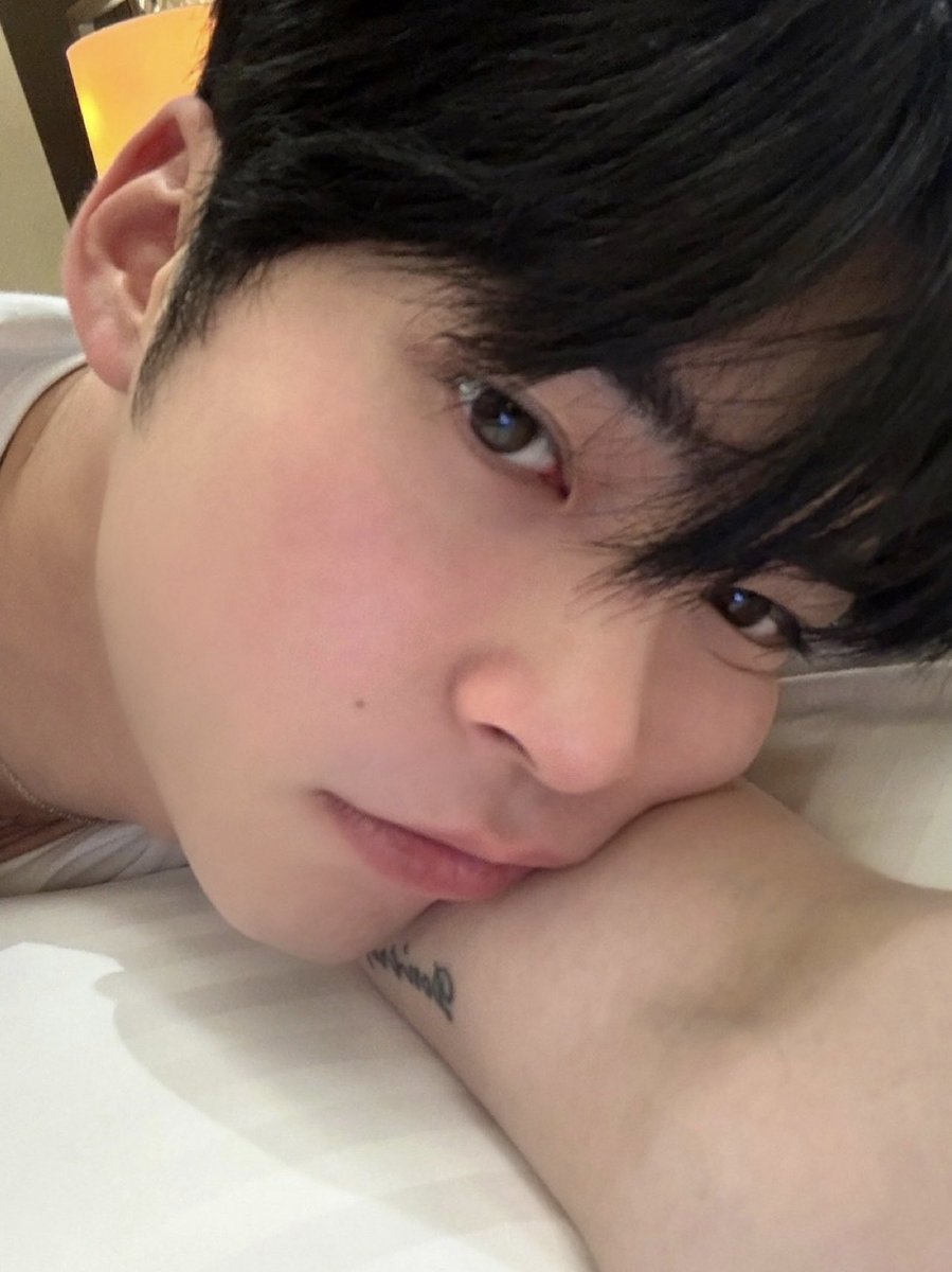 hamniiinii's tweet photo. 한빈이이구도로셀카찍을때안폭발하는법을몰름.. https://t.co/RExQvmAD4Z