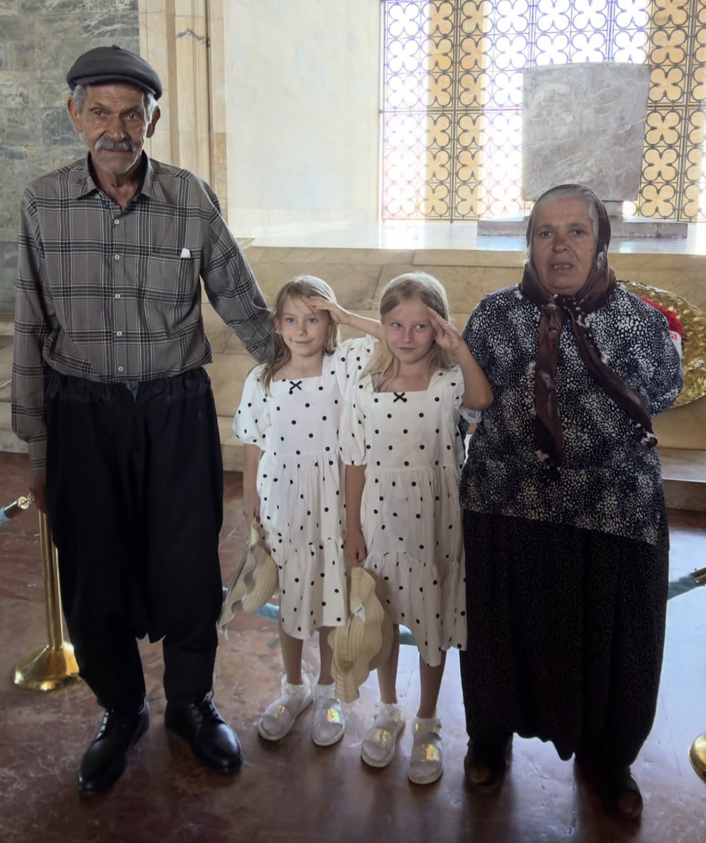 posttmodern's tweet photo. 34 yıl sonra tüp bebek ile evlat sahibi olan 71 yaşındaki Abuzer amca ile 59 yaşındaki Zeynep teyzenin hikayesi:

— 40 yılı aşkın süredir evliler.
— 34 yıl boyunca evlat sahibi olmak için mücadele ettiler.
— Muayene ve hastane masrafları için tüm birikimlerini harcadılar.
— Tüp bebek tedavisini karşılayabilmek için son çare olarak evlerini sattılar.
— Yaklaşık 7 yıl önce, umutlarının tükendiği anda ikiz kızları Tekbirgül ve Havvagül'e kavuştular.
— İkiz kızları, karne hediyesi olarak ilk kez uçağa binip hayalini kurdukları Anıtkabir'i gezdi.
— Tekbirgül ve Havvagül, büyüyünce doktor ve polis olup üniversiteyi de Ankara'da okumak istiyor. 

(Zeynep Öğretmen)