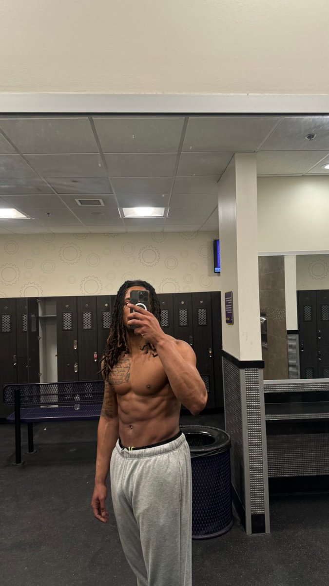 _shawndj's tweet photo. Height 6’6 
weight 245 
how tall are yall ? https://t.co/XeYK8jHo75