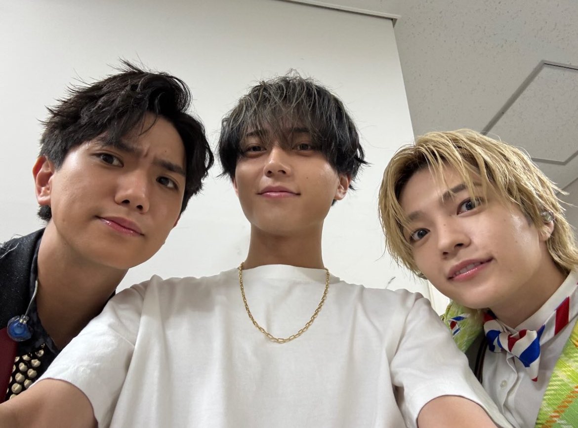 REN_1999LUV's tweet photo. 同期と一緒になると末っ子感満載で𝕂𝕒𝕨𝕒𝕚𝕚けど自分より小さい子にはこんなお兄ちゃん顔するのめƷɭ ɿ🩶

#永瀬廉 #キンプリ https://t.co/ljxTo4stD8