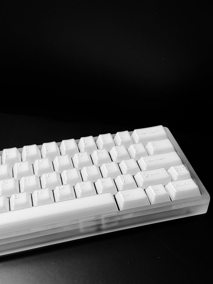 enricomtt's tweet photo. My custom Keyboard🧤
 
PCB: Venom60HE 
Case: Geonworks Leggera Acrylic 
Switches: UR Studio ICE Ultra 
Keycaps: Xray Keycaps

#desksetup https://t.co/lqCSTDdmcP