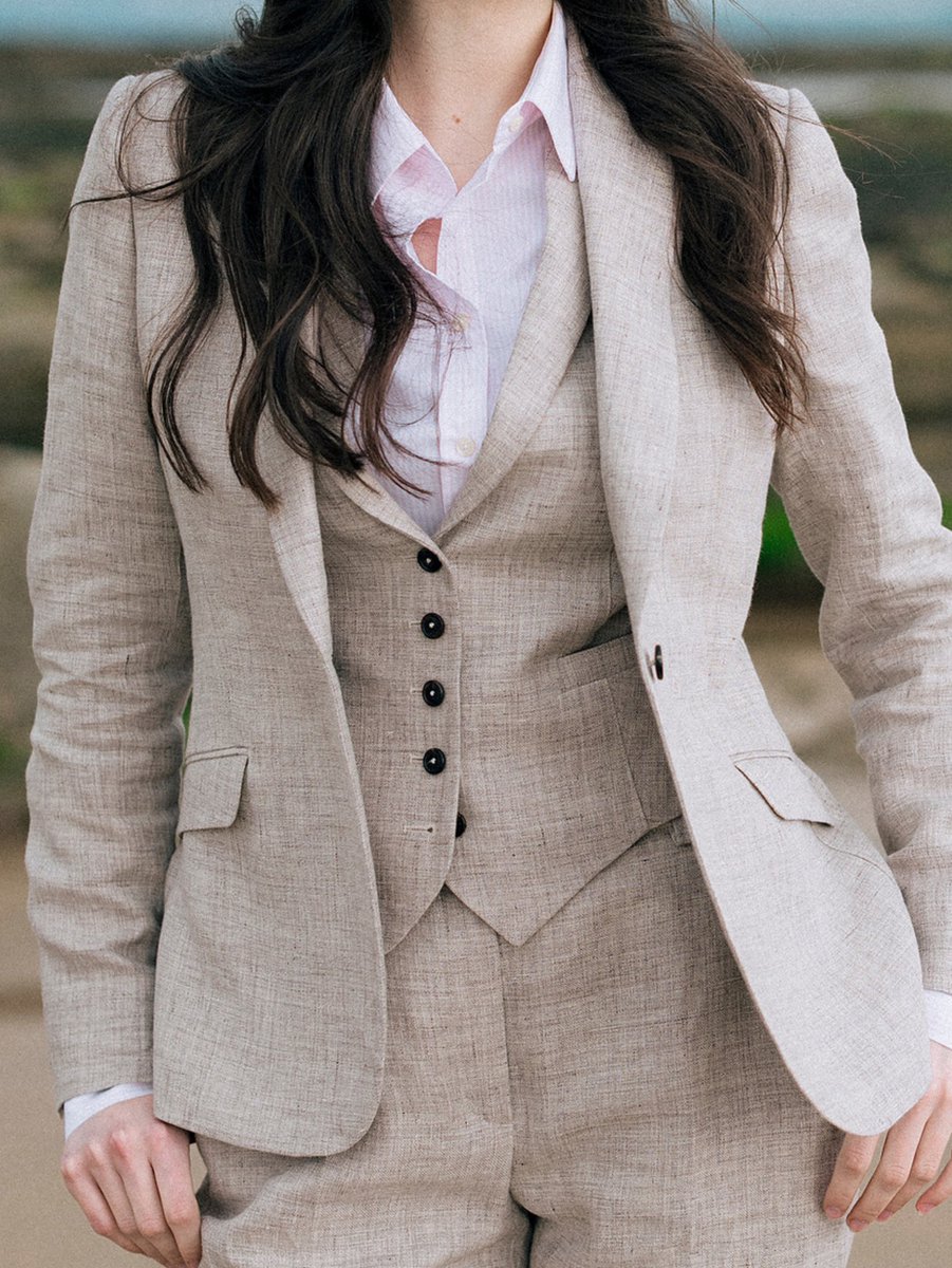 WalkerSlaterUK's tweet photo. This season, the classic Abbey Jacket is reinterpreted in Pebble Linen Twill. 

Partially lined for lightness and ease of movement, it brings a more relaxed character to summer tailoring. Worn here with the matching waistcoat and trousers.

https://t.co/YErPpZRk12 https://t.co/YRTDjQMp2L