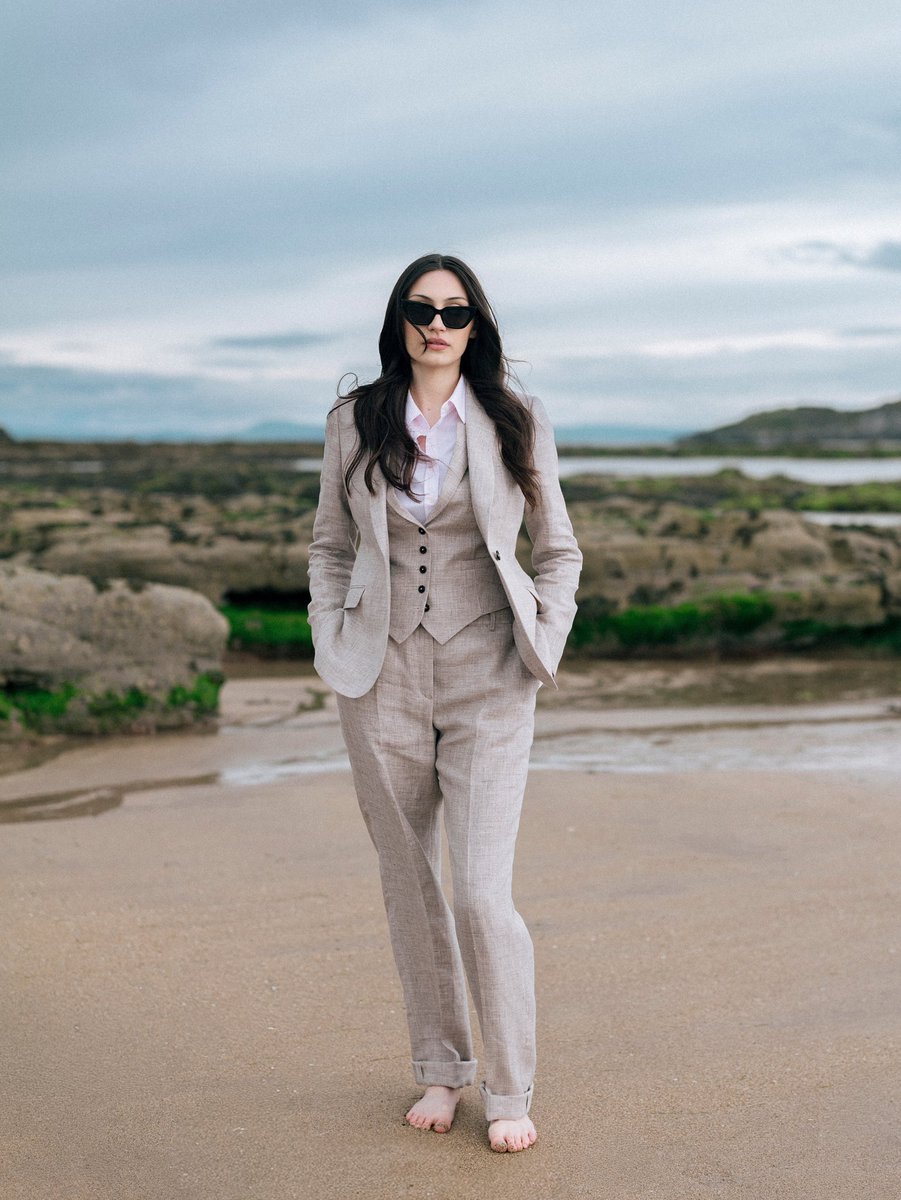 WalkerSlaterUK's tweet photo. This season, the classic Abbey Jacket is reinterpreted in Pebble Linen Twill. 

Partially lined for lightness and ease of movement, it brings a more relaxed character to summer tailoring. Worn here with the matching waistcoat and trousers.

https://t.co/YErPpZRk12 https://t.co/YRTDjQMp2L