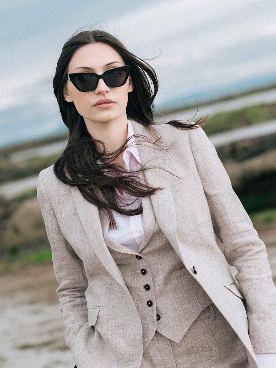 WalkerSlaterUK's tweet photo. This season, the classic Abbey Jacket is reinterpreted in Pebble Linen Twill. 

Partially lined for lightness and ease of movement, it brings a more relaxed character to summer tailoring. Worn here with the matching waistcoat and trousers.

https://t.co/YErPpZRk12 https://t.co/YRTDjQMp2L