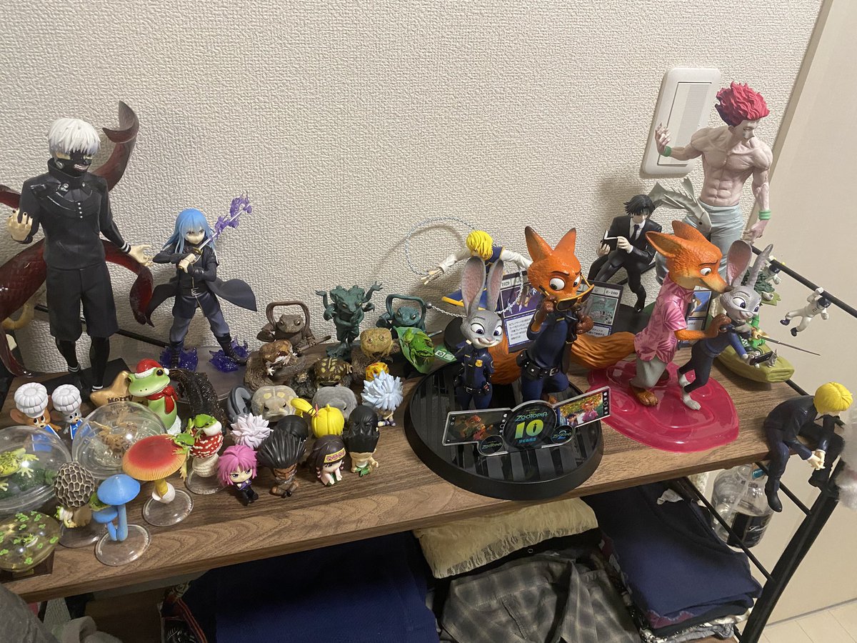 GEKO5539's tweet photo. ズートピアが加入して棚が可愛くなったけど、カエルコレクションを厳選させられました🐸 https://t.co/UI7DvY9vwb