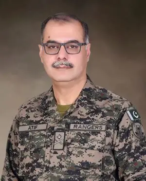 SHaiderRMehdi's tweet photo. اس نام اور چہرے کو یاد رکھیں۔

میجر جنرل عاطف بن اکرم، ڈائریکٹر جنرل پاکستان رینجرز پنجاب، فروری 2024 سے اس عہدے پر تعینات ہے۔

فوج اور پنجاب پولیس کے حاضر سروس اور سابق اہلکاروں سے منسوب معلومات بار بار اس کی نشاندہی اُس افسر کے طور پر کرتی ہیں جو مبینہ طور پر حالیہ برسوں میں پاکستانی مظاہرین کے خلاف کی جانے والی بعض انتہائی سنگین کارروائیوں کی منصوبہ بندی اور قیادت کا ذمہ دار رہا ہے۔

یہ الزامات ہیں، عدالتی فیصلے نہیں۔ لیکن یہ اتنے تفصیلی، بار بار سامنے آنے والے اور سنگین ہیں کہ ان کی آزادانہ فوجداری تحقیقات ناگزیر ہیں۔

1۔ اسلام آباد، 26 نومبر 2024
فوج کے اندرونی ذرائع سے منسوب معلومات کے مطابق، عاطف بن اکرم مبینہ طور پر وہ سینئر افسر تھا جو عاصم منیر کی براہِ راست ہدایات پر رینجرز آپریشن کی کمان کر رہا تھا۔

سب سے سنگین الزام یہ ہے کہ جب نہتے مظاہرین پر گولی چلانے کے احکامات دیے گئے تو ایک سپاہی نے ہچکچاہٹ دکھائی اور فائرنگ نہیں کی۔ عاطف بن اکرم نے مبینہ طور پر اس سے رائفل لے کر خود فائرنگ کی، فوجیوں کی ہچکچاہٹ توڑی اور فائرنگ کا آغاز کرایا۔

اس مخصوص الزام کی تحقیقات آپریشنل ریکارڈ، ہتھیاروں کے معائنے، عینی گواہوں کے بیانات، مواصلاتی ریکارڈ اور کمانڈ مقام پر موجود ہر افسر کی شناخت کے ذریعے ہونی چاہییں۔

2۔ مریدکے، 13 اکتوبر 2025
الزام ہے کہ مظاہرین کو محسن نقوی کی جانب سے مذاکرات کی یقین دہانی کے بعد جان بوجھ کر ایک محدود جگہ میں لایا گیا۔

جب ہجوم کو گھیر لیا گیا تو اطلاعات کے مطابق پنجاب پولیس کے دستے نے مظاہرین پر فائرنگ سے انکار کر دیا۔

موصولہ معلومات کے مطابق، محسن نقوی نے مبینہ طور پر عاصم منیر کی براہِ راست ہدایات پر عاطف بن اکرم کو رینجرز استعمال کرنے کا حکم دیا۔ اس کے بعد رینجرز اہلکاروں نے فائرنگ کی۔

مکمل زنجیرِ کمان سامنے آنی چاہیے: آپریشن کی منصوبہ بندی کس نے کی، مذاکرات کی یقین دہانی کس نے کرائی، ہجوم کو محدود کرنے کا حکم کس نے دیا، براہِ راست فائرنگ کی اجازت کس نے دی اور فائرنگ کن یونٹس نے کی۔

3۔ آزاد جموں و کشمیر، ستمبر/اکتوبر 2025

مبینہ طور پر یہی طرزِ عمل آزاد جموں و کشمیر میں بھی دہرایا گیا۔

عاطف بن اکرم پر، بطور ڈی جی رینجرز پنجاب، الزام ہے کہ اس نے عاصم منیر کی ہدایات پر مظاہرین پر فائرنگ کرنے والے رینجرز اہلکاروں کی کمان اور رہنمائی کی۔

تعینات یونٹس، کمانڈنگ افسروں، جاری کیے گئے ہتھیاروں اور استعمال ہونے والے گولہ بارود کی تفصیلات عوام کے سامنے لائی جائیں اور ان کا آزادانہ جائزہ لیا جائے۔

4۔ آزاد جموں و کشمیر، جولائی/اگست 2026، جاری
پنجاب پولیس کے ایک سینئر افسر سے منسوب معلومات کے مطابق:

“لوگوں پر فائرنگ پاکستان رینجرز نے کی۔ ان میں سے بہت سے اہلکار سادہ کپڑوں اور پولیس کی وردیوں میں تھے۔ ہم نے نہتے مظاہرین پر فائرنگ نہیں کی۔”

یہ الزام ایک اور انتہائی سنگین سوال اٹھاتا ہے: کیا رینجرز اہلکاروں کو جان بوجھ کر سادہ کپڑوں یا پولیس کی وردیوں میں تعینات کیا گیا تاکہ ان کی شناخت چھپائی جا سکے، ذمہ داری پولیس پر ڈالی جا سکے اور بعد میں ہونے والے احتساب کو روکا جا سکے؟

اس سوال کا جواب سرکاری تردیدوں سے نہیں دیا جا سکتا۔ اس کے لیے آزادانہ تحقیقات ضروری ہیں۔

استعمال ہونے والے ہر ہتھیار کا سراغ لگایا جائے۔ چلائی جانے والی ہر گولی کا حساب لیا جائے۔ تعینات کیے گئے ہر افسر اور سپاہی کی شناخت کی جائے۔

تمام تحریری احکامات، ٹیلی فون کالز، وائرلیس پیغامات، آپریشنل ہدایات اور نقل و حرکت کے ریکارڈ محفوظ کیے جائیں۔

میجر جنرل عاطف بن اکرم کو قانونی عمل اور بے گناہی کے اصول کا حق حاصل ہے۔ لیکن عہدہ، وردی اور ادارہ جاتی تحفظ کسی کو تحقیقات سے بالاتر نہیں بنا سکتے۔

یہ الزامات اُن نہتے اور بے گناہ پاکستانی شہریوں کے غیرقانونی قتل سے متعلق ہیں جو اپنے سیاسی حقوق کا مطالبہ کر رہے تھے۔

ان کی تحقیقات اُس شخص سے شروع ہونی چاہییں جس نے گولی چلائی، پھر آپریشنل کمانڈروں تک، پھر سیاسی اور فوجی حکام تک، اور بالآخر عاصم منیر تک، جس پر ان کارروائیوں کی اجازت دینے کا الزام ہے۔

یہ سوشل میڈیا کے ذریعے سزا سنانا نہیں۔

لیکن وردی پہن لینے سے کسی کو استثنا بھی حاصل نہیں ہو جاتا۔

ثبوت اور زنجیرِ کمان جہاں تک لے جائیں، وہاں تک جایا جائے اور ہر ذمہ دار شخص کا احتساب کیا جائے۔